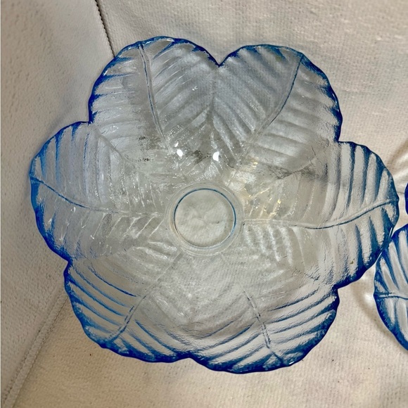 4/Collectible Cobalt Blue Petal/Leaf Pressed Glass Scalloped Serving Bowl - Picture 3 of 7